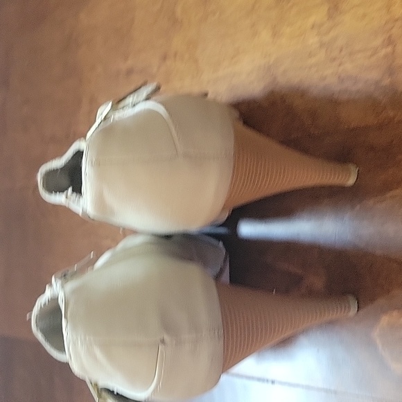 Women's Peep Toe Pump Heels - Picture 2 of 4